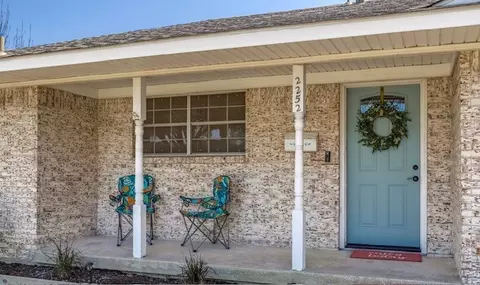 2252 Homeway Cir, Dallas, TX 75228