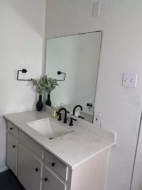 Bath - 205 Shoshone St, Comanche, TX 76442 photo 3 of 5