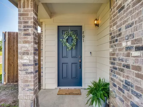 801 Iona Dr, Fort Worth, TX 76120