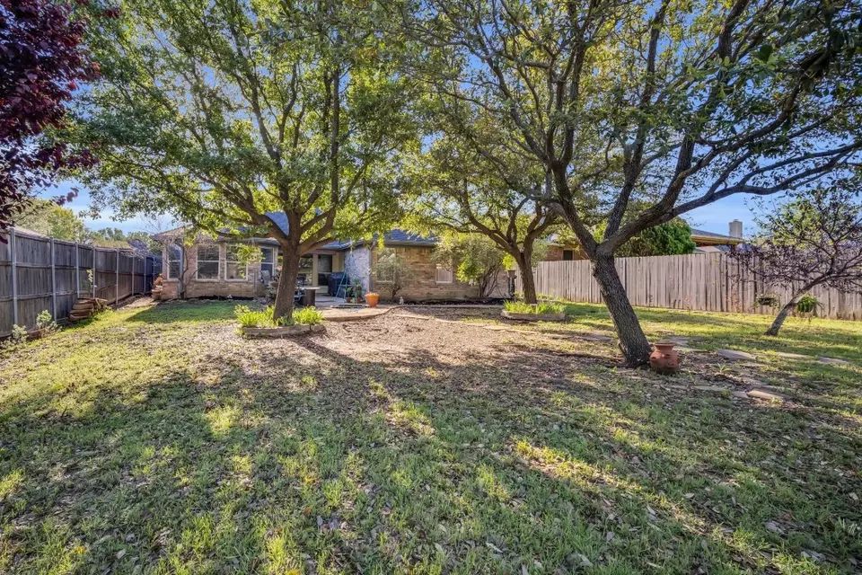 Exterior - 8002 Peregrine Trl, Arlington, TX 76001 photo 8 of 9