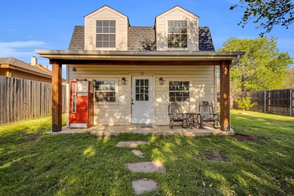 Exterior - 8002 Peregrine Trl, Arlington, TX 76001 photo 5 of 9