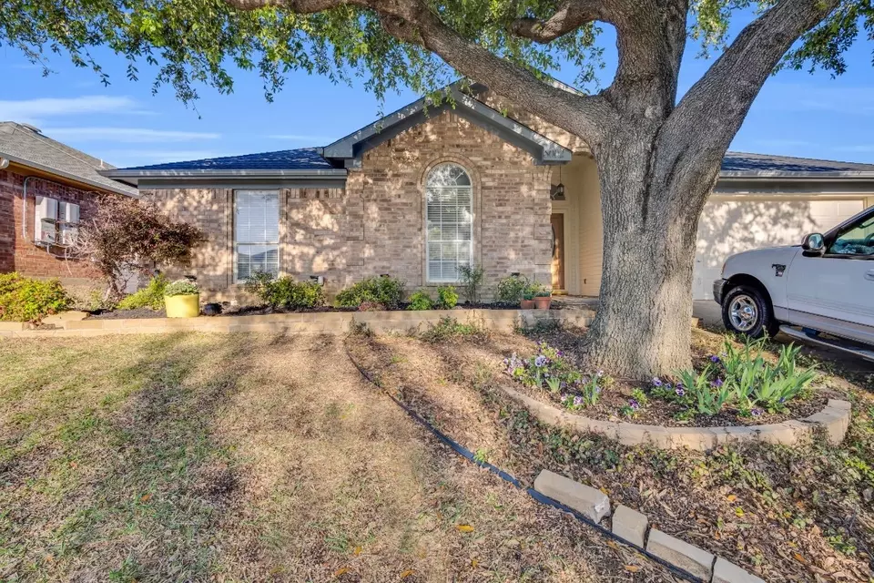 Exterior - 8002 Peregrine Trl, Arlington, TX 76001 photo 3 of 9