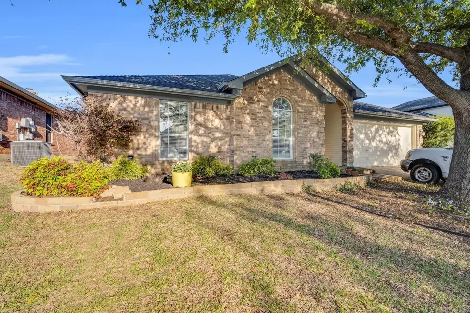 Exterior - 8002 Peregrine Trl, Arlington, TX 76001 photo 2 of 9