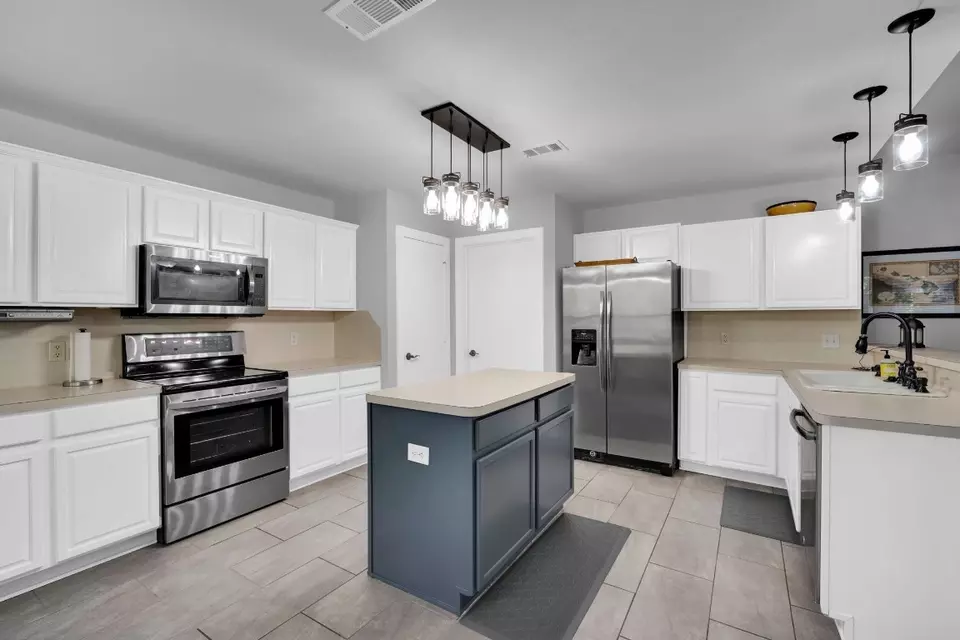Kitchen - 8002 Peregrine Trl, Arlington, TX 76001 photo 4 of 4