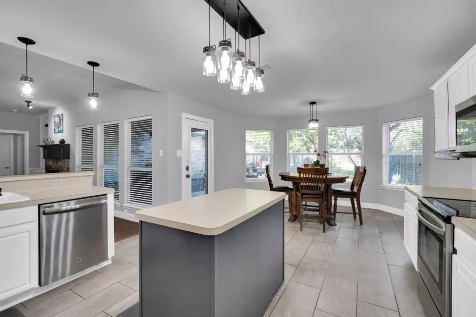 Kitchen - 8002 Peregrine Trl, Arlington, TX 76001 photo 2 of 4