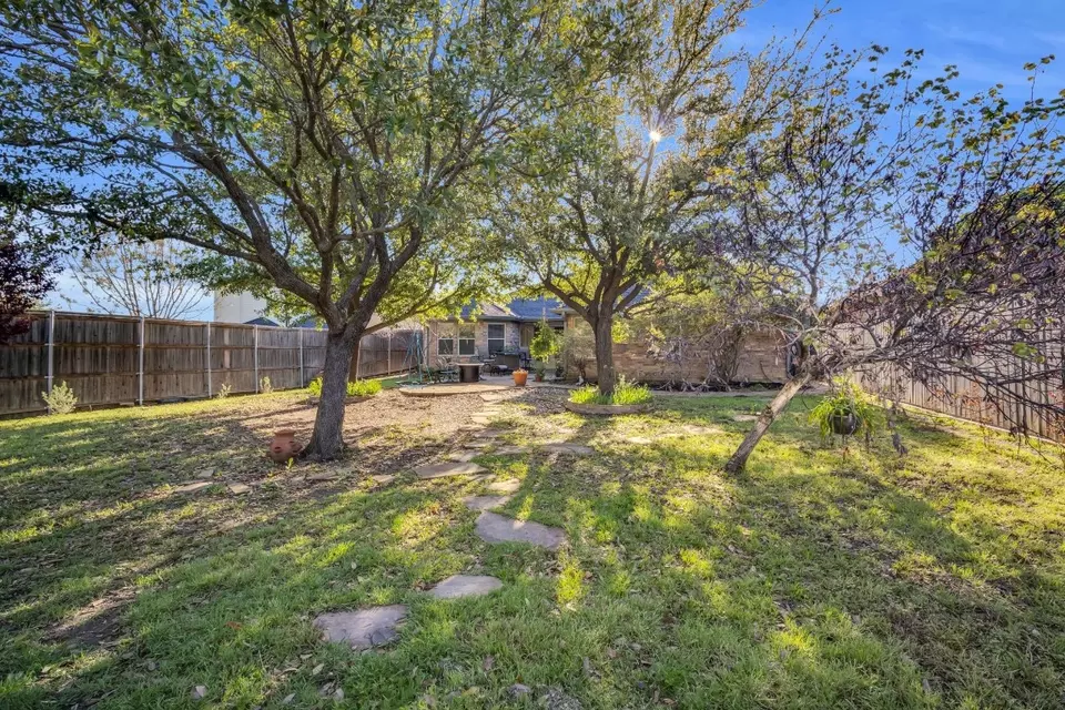 Exterior - 8002 Peregrine Trl, Arlington, TX 76001 photo 7 of 9