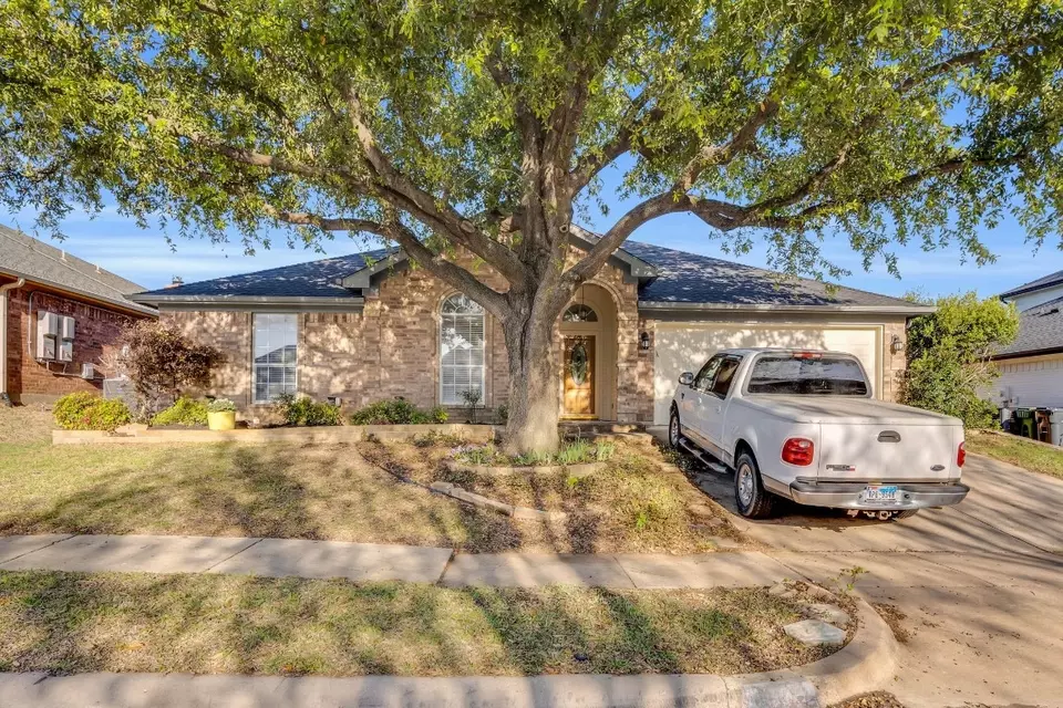 Exterior - 8002 Peregrine Trl, Arlington, TX 76001 photo 1 of 9