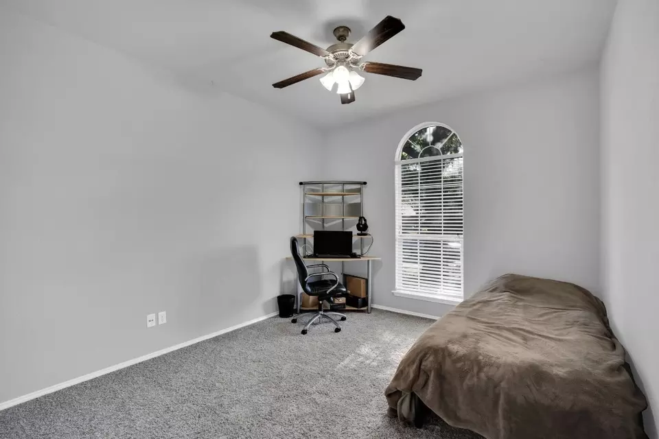 Bedroom - 8002 Peregrine Trl, Arlington, TX 76001 photo 4 of 6