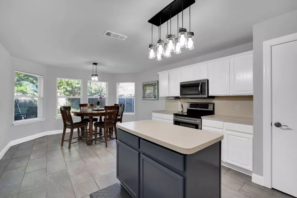 Kitchen - 8002 Peregrine Trl, Arlington, TX 76001 photo 3 of 4