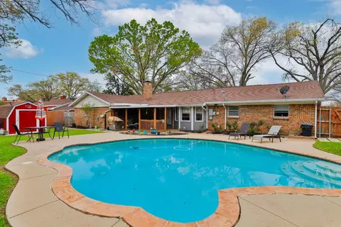 4000 Golden Oaks Dr, Haltom City, TX 76117