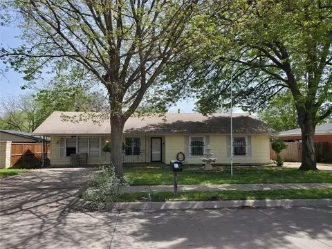 1009 Wade Hampton St, Benbrook, TX 76126