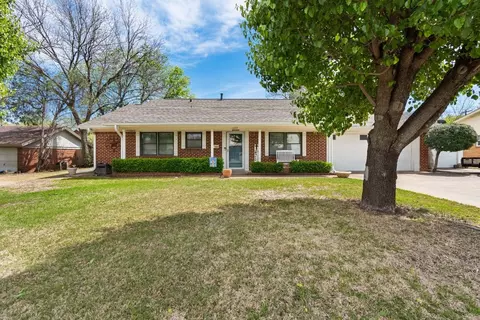 1209 Crestwood Dr, Cleburne, TX 76033