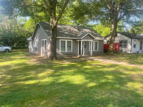2205 W Kaufman St, Paris, TX 75460