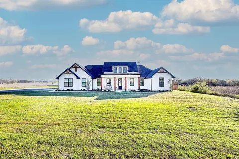 242 Clubview Dr, Bowie, TX 76230