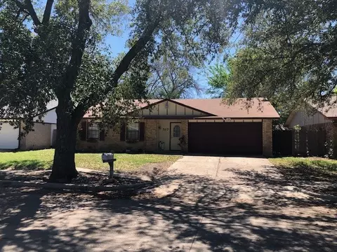 517 Parkvale Ln, Grand Prairie, TX 75052