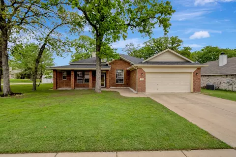 513 Harbor Crest Rd, Azle, TX 76020