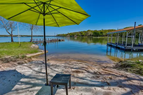 1597 Chaparral Dr, Gainesville, TX 76240