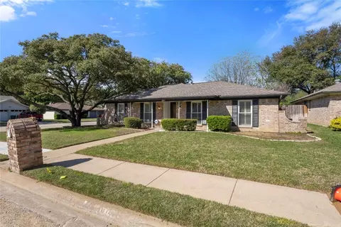 901 Shell Ct, Bedford, TX 76022