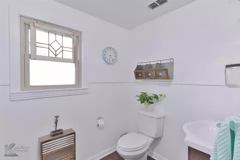 Bath - 1015 N Avenue D, Haskell, TX 79521 photo 2 of 5