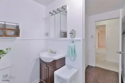Bath - 1015 N Avenue D, Haskell, TX 79521 photo 3 of 5
