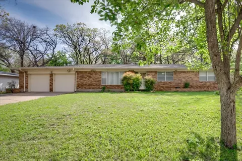 809 Ross Trl, Arlington, TX 76012