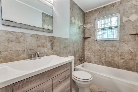 Bath - 4140 Daniel Ln, Lancaster, TX 75134 photo 1 of 1