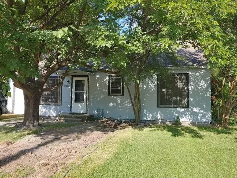 908 S Clements St, Gainesville, TX 76240