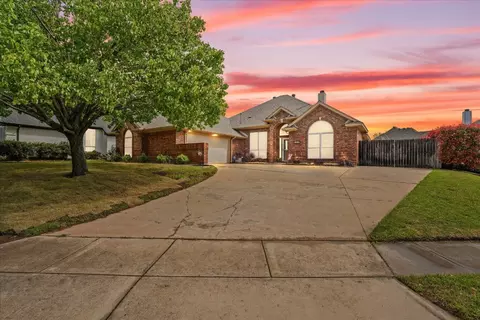 8320 Red Rose Trl, North Richland Hills, TX 76182