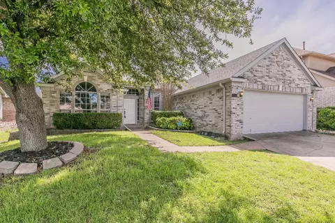 620 Engleside Dr, Arlington, TX 76018