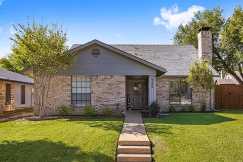 722 Holly Oak Dr, Lewisville, TX 75067