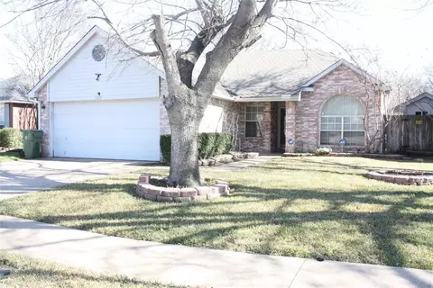 5211 Manhassett Dr, Arlington, TX 76018