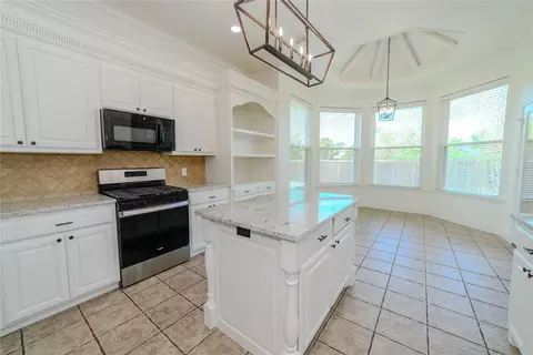 Kitchen - 1604 High Point Dr, Pilot Point, TX 76258 photo 4 of 5
