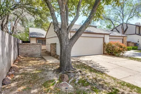 1001 Woodoak Ct, Fort Worth, TX 76112