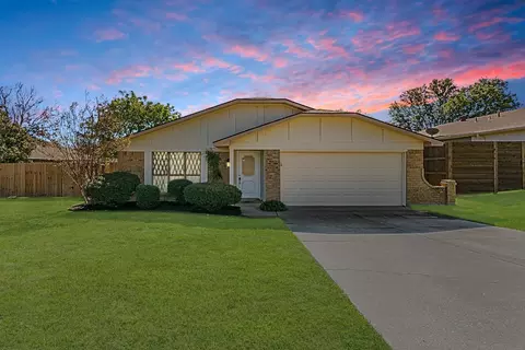 3020 Oakridge Dr, Bedford, TX 76021