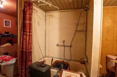 Bath - 404 E Walnut St, Whitewright, TX 75491 photo 3 of 3
