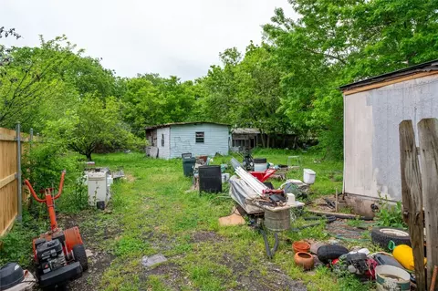 Exterior - 404 E Walnut St, Whitewright, TX 75491 photo 6 of 10