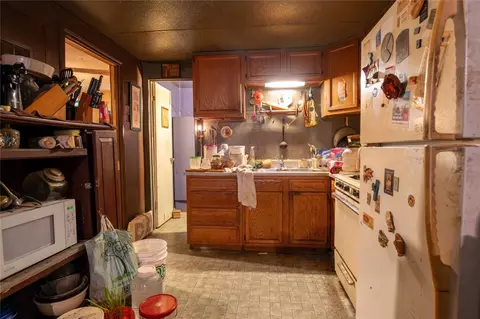 Kitchen - 404 E Walnut St, Whitewright, TX 75491 photo 3 of 5