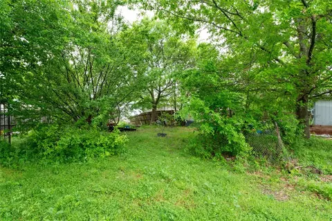 Exterior - 404 E Walnut St, Whitewright, TX 75491 photo 3 of 10