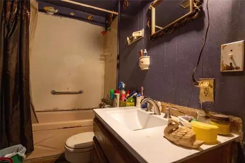 Bath - 404 E Walnut St, Whitewright, TX 75491 photo 1 of 3
