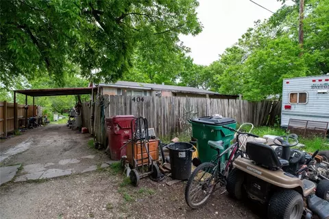 Exterior - 404 E Walnut St, Whitewright, TX 75491 photo 5 of 10