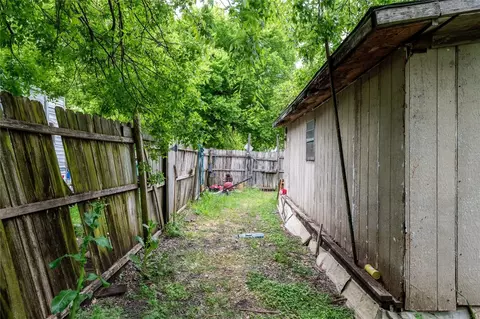 Exterior - 404 E Walnut St, Whitewright, TX 75491 photo 8 of 10
