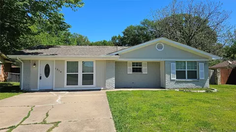 1309 Crestview Dr, Kaufman, TX 75142