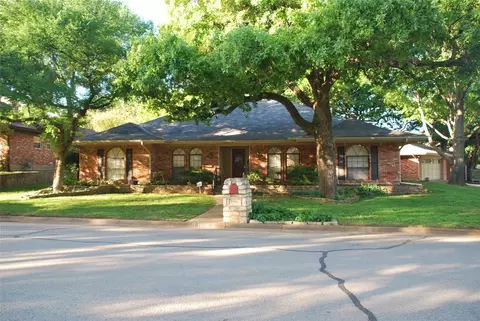 1906 Waterwood Dr, Arlington, TX 76012