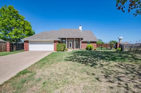 401 Meadows Crest Ct, Midlothian, TX 76065