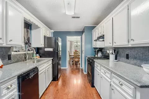 Kitchen - 551 Montgomery Dr, Springhill, LA 71075 photo 2 of 3