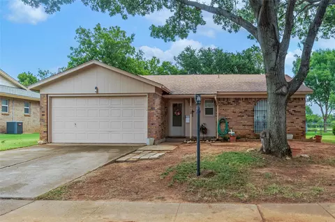 113 Chapman St, Crowley, TX 76036