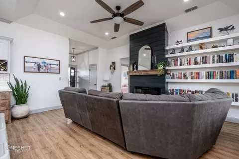 Living - 332 Bella Way, Abilene, TX 79602 photo 2 of 3