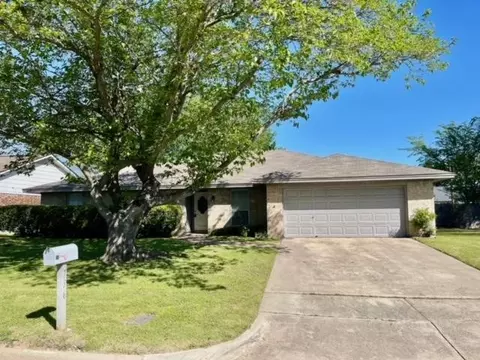 736 Glenhaven Dr, Hurst, TX 76054