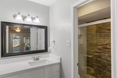 Bath - 511 Harrington Ln, Euless, TX 76039 photo 1 of 3