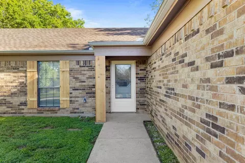 Exterior - 511 Harrington Ln, Euless, TX 76039 photo 4 of 7